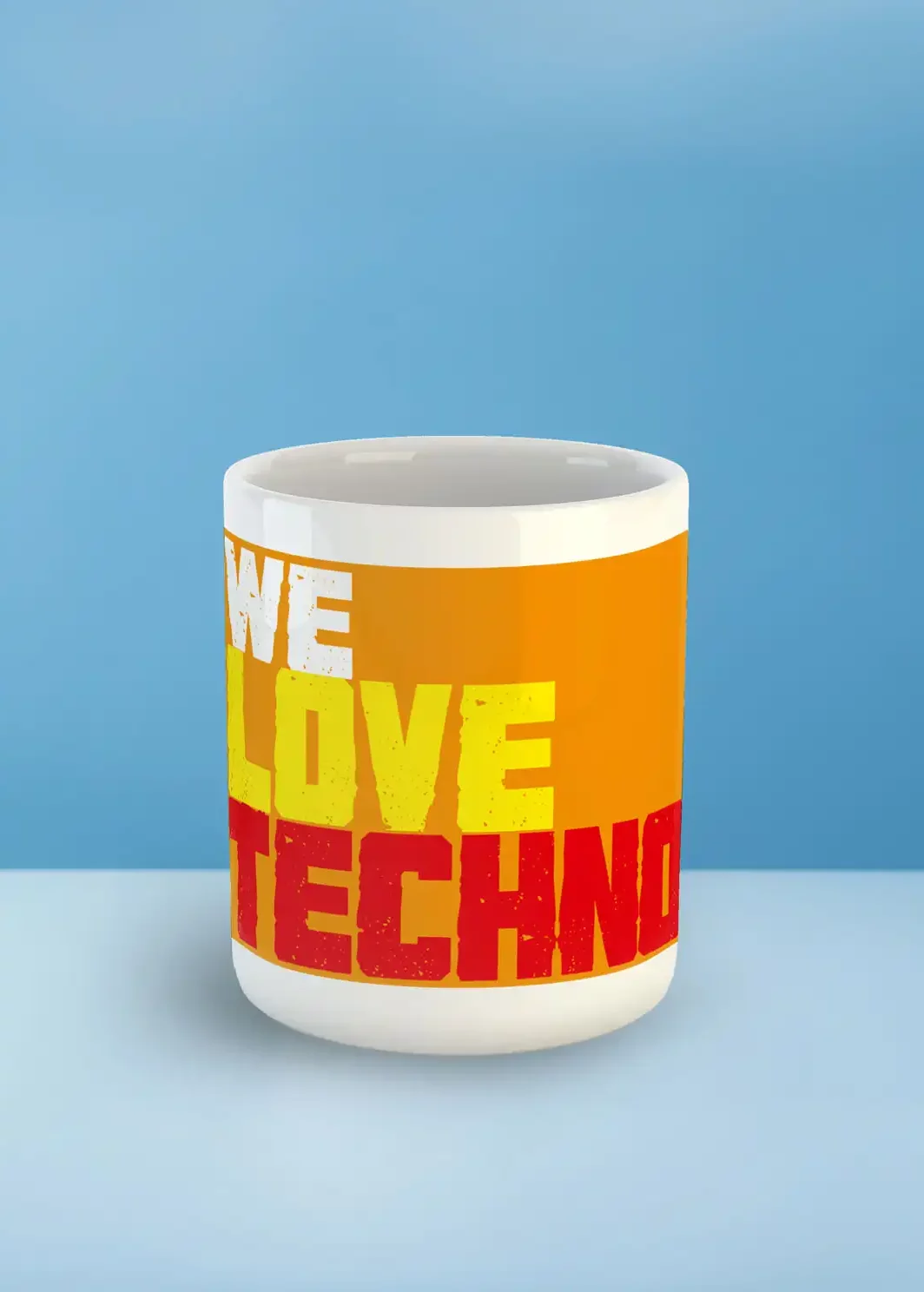 Eine Tasse mit dem Text We Love Techno