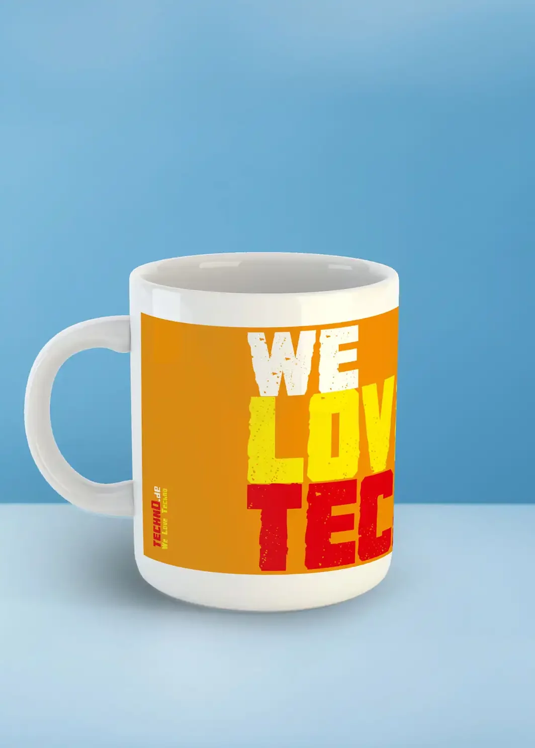 Eine Tasse von der Seite mit dem Text We Love Techno