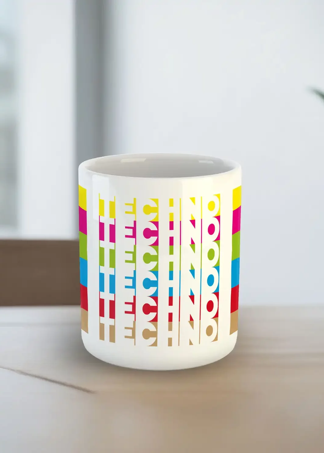 Eine Tasse mit dem Text Techno in verschiedenen Farben
