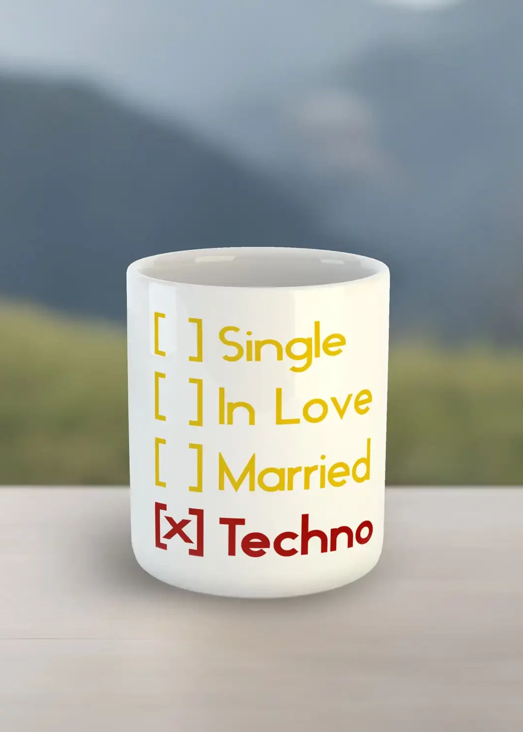 Eine Tasse mit einem Text zum ankreuzen Techno oder Single, Techno ist angekreuzt