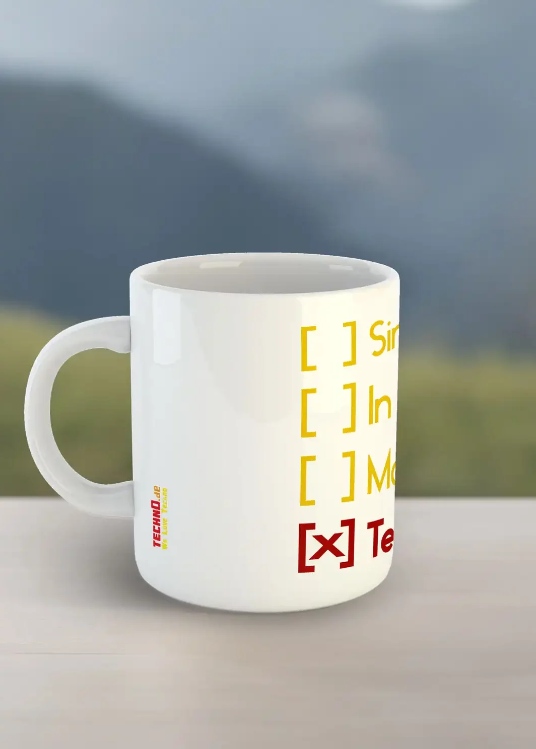 Eine Tasse von der Seite mit einem Text zum ankreuzen Techno oder Single, Techno ist angekreuzt