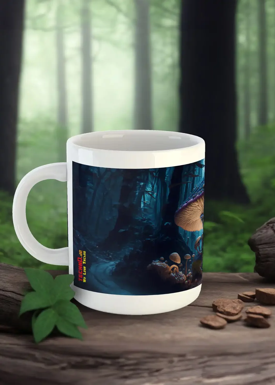 Eine Tasse von der Seite mit einem Mushroom God im Wald, Psychedelic Style