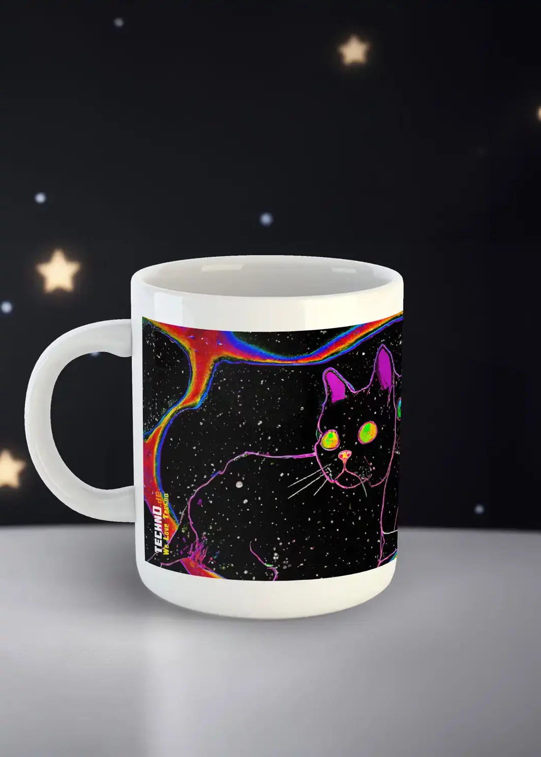 Eine Tasse von der Seite mit Katzen im Weltall mit dem Namen Cats in Space, Psychedelic Style
