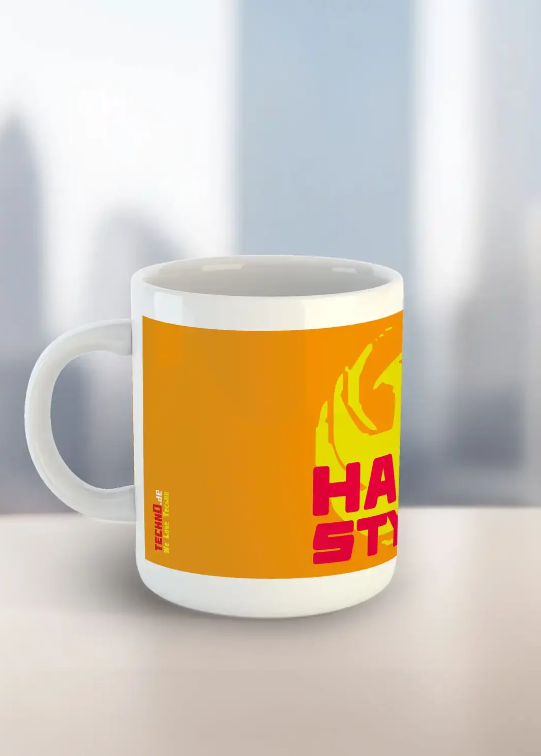 Tasse Hardstyle mit einem stilisiertem Drachenlogo im Hintergrund von der Seite