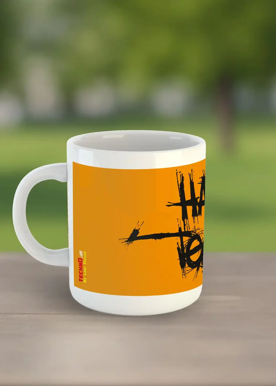 Eine Tasse von der Seite mit dem Text Hardtechno