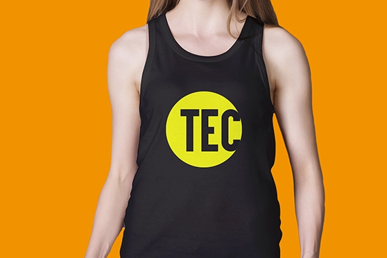 Frau trägt ein Tank Top mit dem Aufdruck TEC