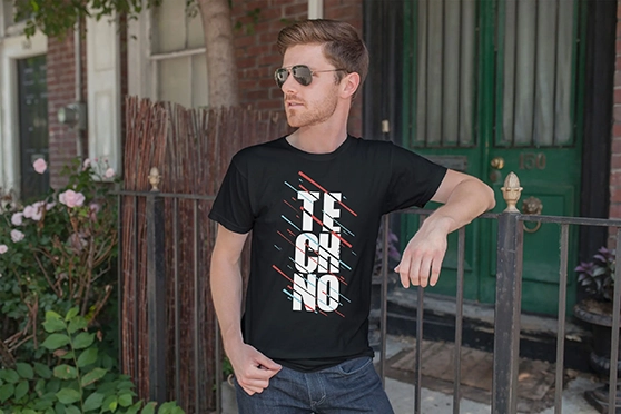 Mann trägt stylisches Techno-Shirt